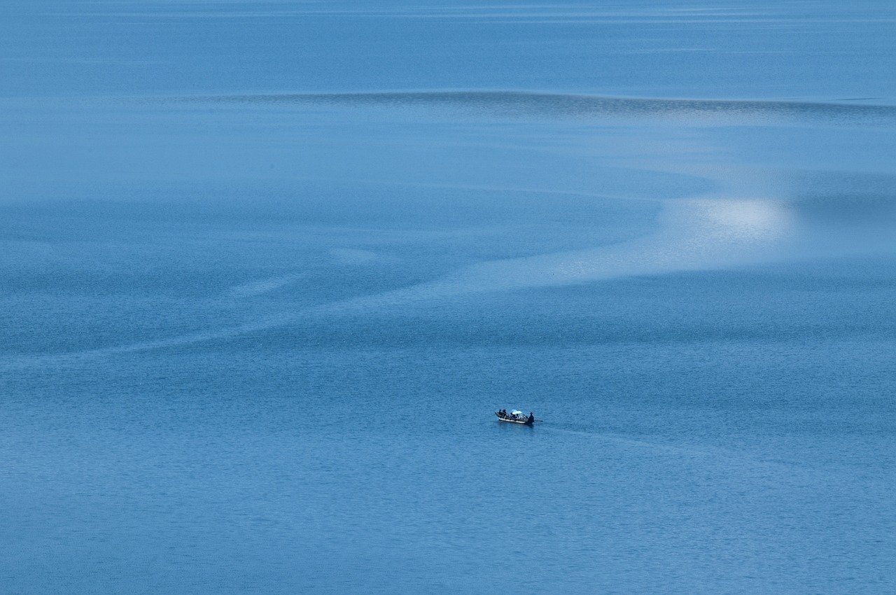 https://pixabay.com/photos/lugu-lake-boat-lake-blue-horizon-8679121/